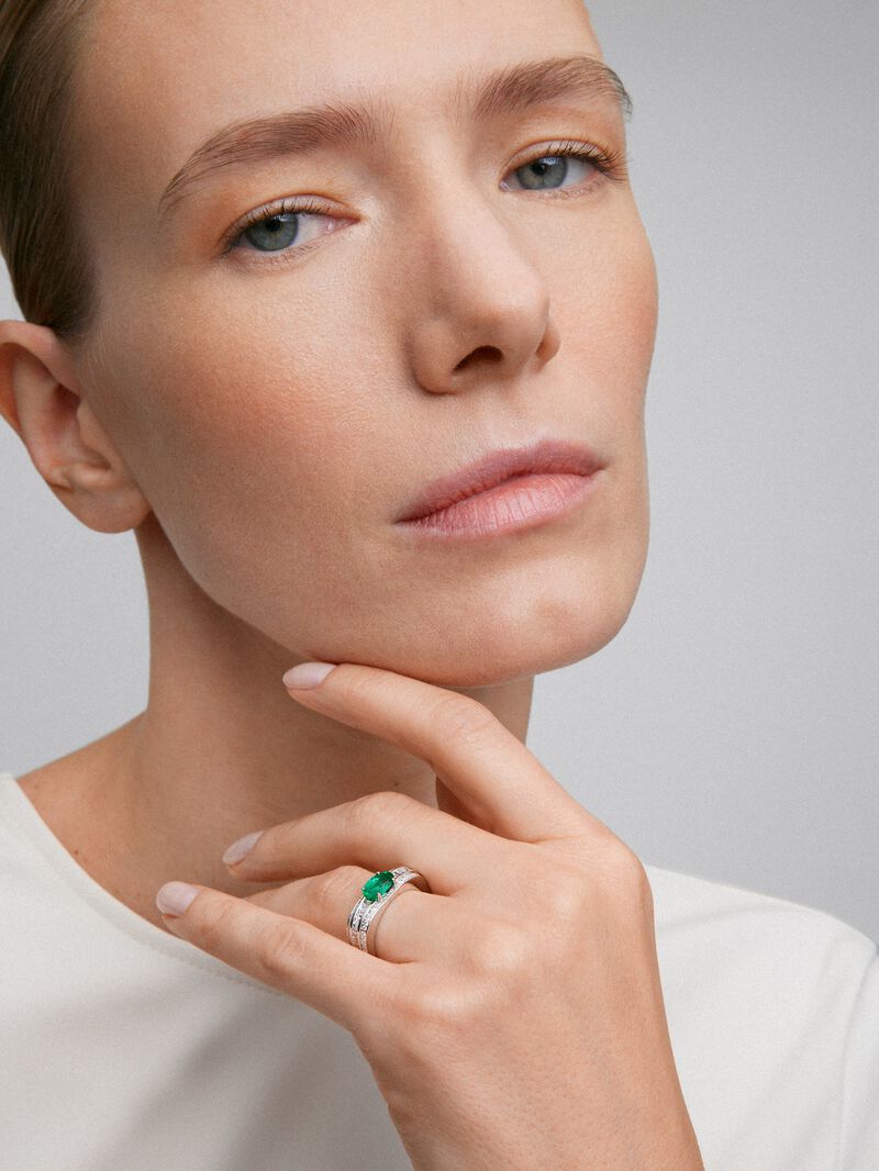 18K white gold ring with oval-cut green emerald of 0.91 cts, 94 brilliant-cut and baguette-cut diamonds with a total of 0.74 cts image number 3