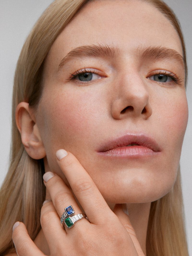 You and me ring in 18K white gold with a blue sapphire in an octagonal cut of 1.64 cts, a green emerald in an octagonal cut of 1.02 cts and 8 diamonds in a baguette cut with a total of 0.72 cts image number 0