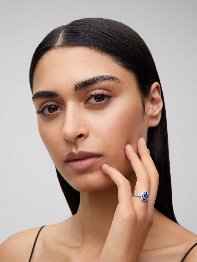 18K white gold ring with pear-cut blue sapphire of 1.83 cts and 32 brilliant-cut diamonds with a total of 0.44 cts image number 1