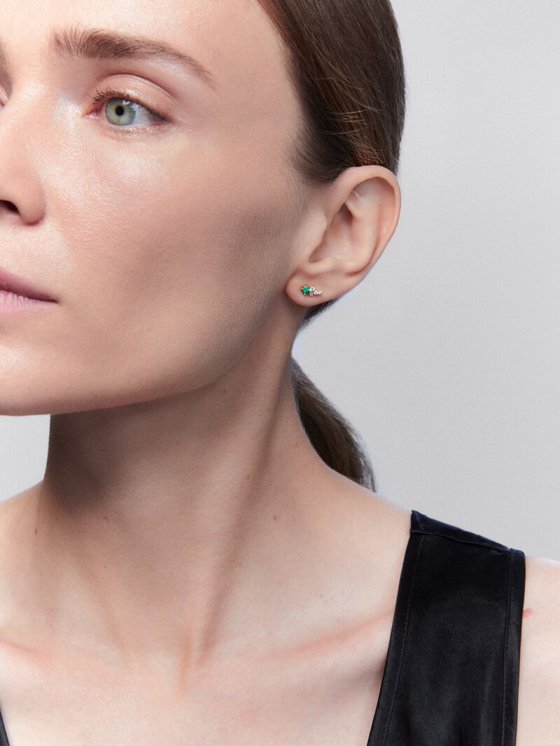 Single left earring in 18K yellow gold with emerald and diamonds. image number 1