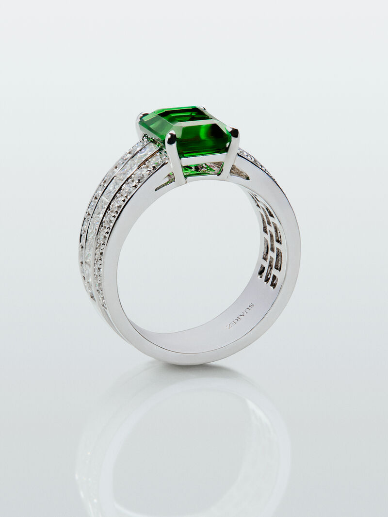 18K white gold ring with octagonal cut emerald of 2.522 cts, 44 brilliant cut diamonds with a total of 0.81 cts and 12 princess cut diamonds with a total of 0.76 cts image number 2
