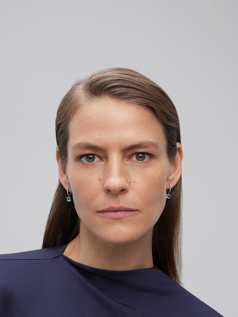 18K white gold hoop earrings with 2 cushion-cut Swiss blue topazes with a total of 1.77 cts and 18 brilliant-cut diamonds with a total of 0.14 cts image number 3