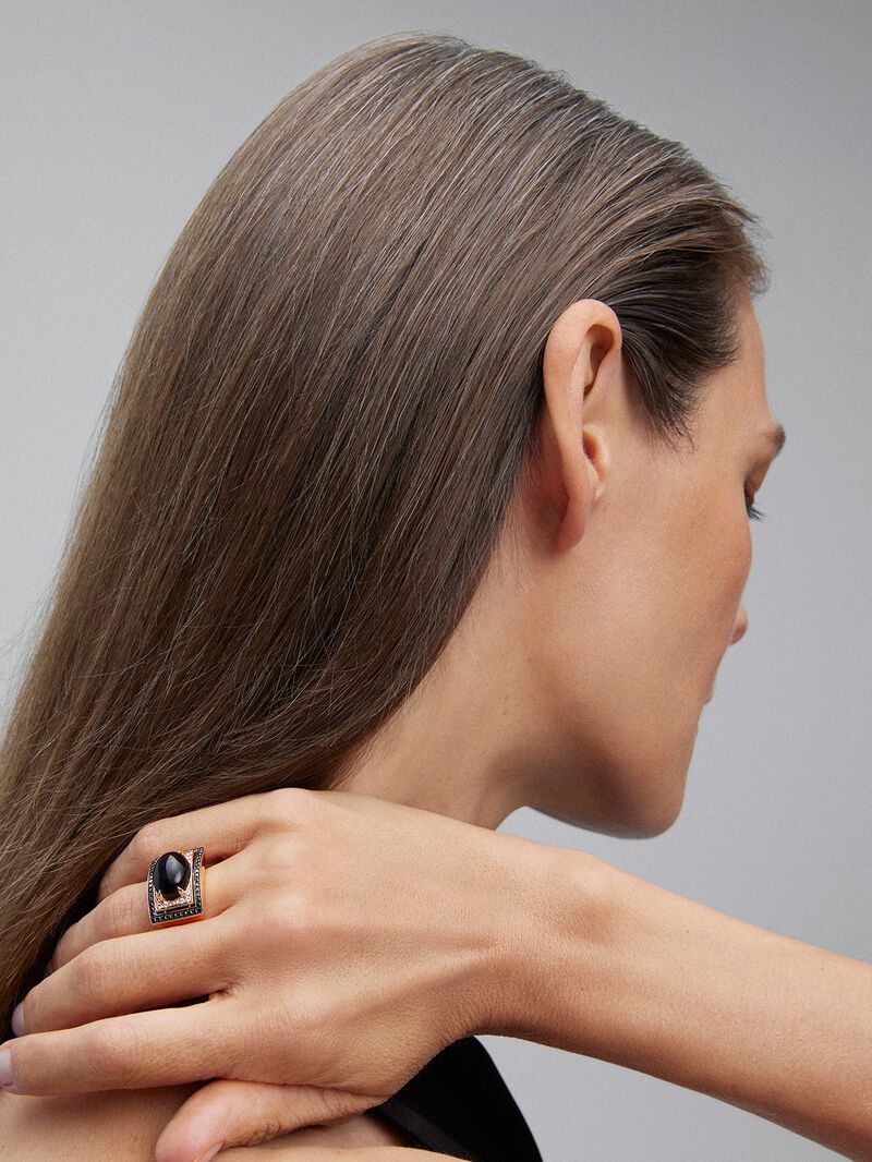 18K rose gold ring with 5.06 cts onyx, 18 brilliant-cut white diamonds with a total of 0.18 cts and 50 brilliant-cut black diamonds with a total of 0.42 cts image number 1