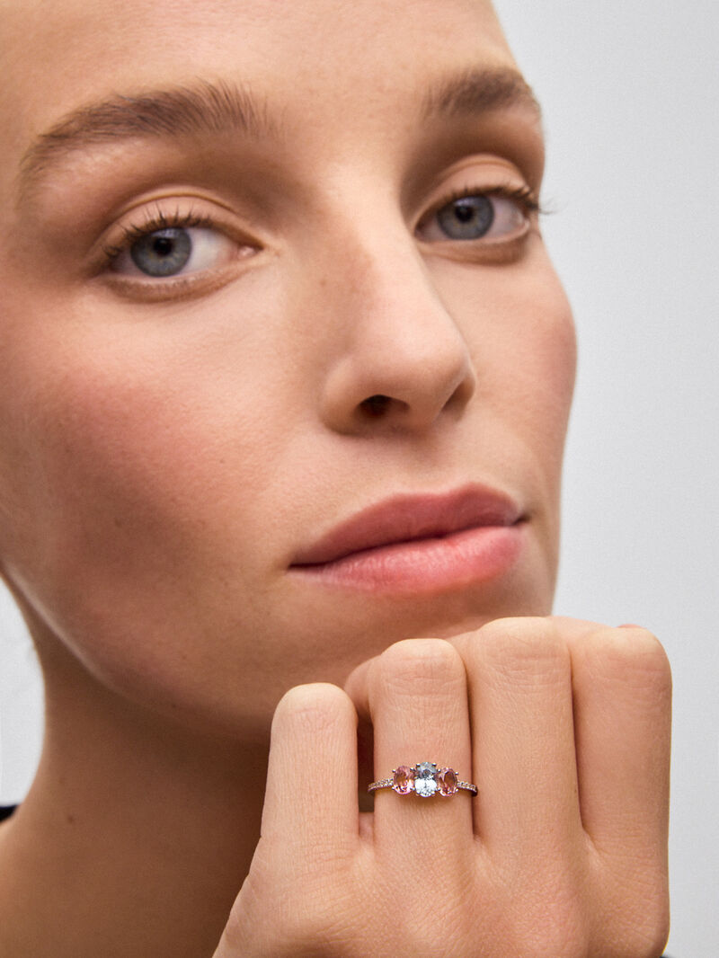 18K white gold triplet ring with oval-cut aquamarine of 0.4 cts, 2 oval-cut pink tourmalines with a total of 0.7 cts and 20 brilliant-cut diamonds with a total of 0.1 cts image number 1