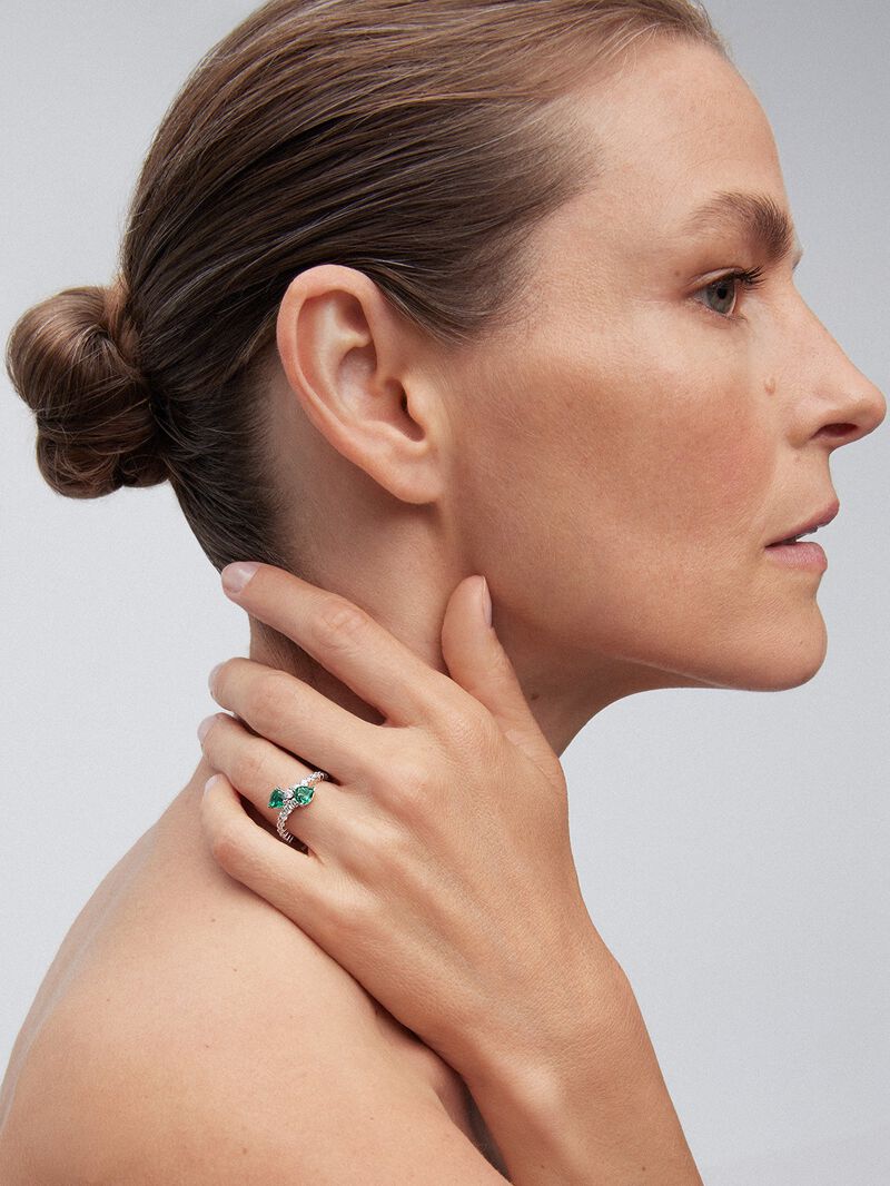 You and me ring in 18K white gold with 2 heart-cut green emeralds with a total of 0.98 cts and 16 brilliant-cut diamonds with a total of 0.6 cts image number 1