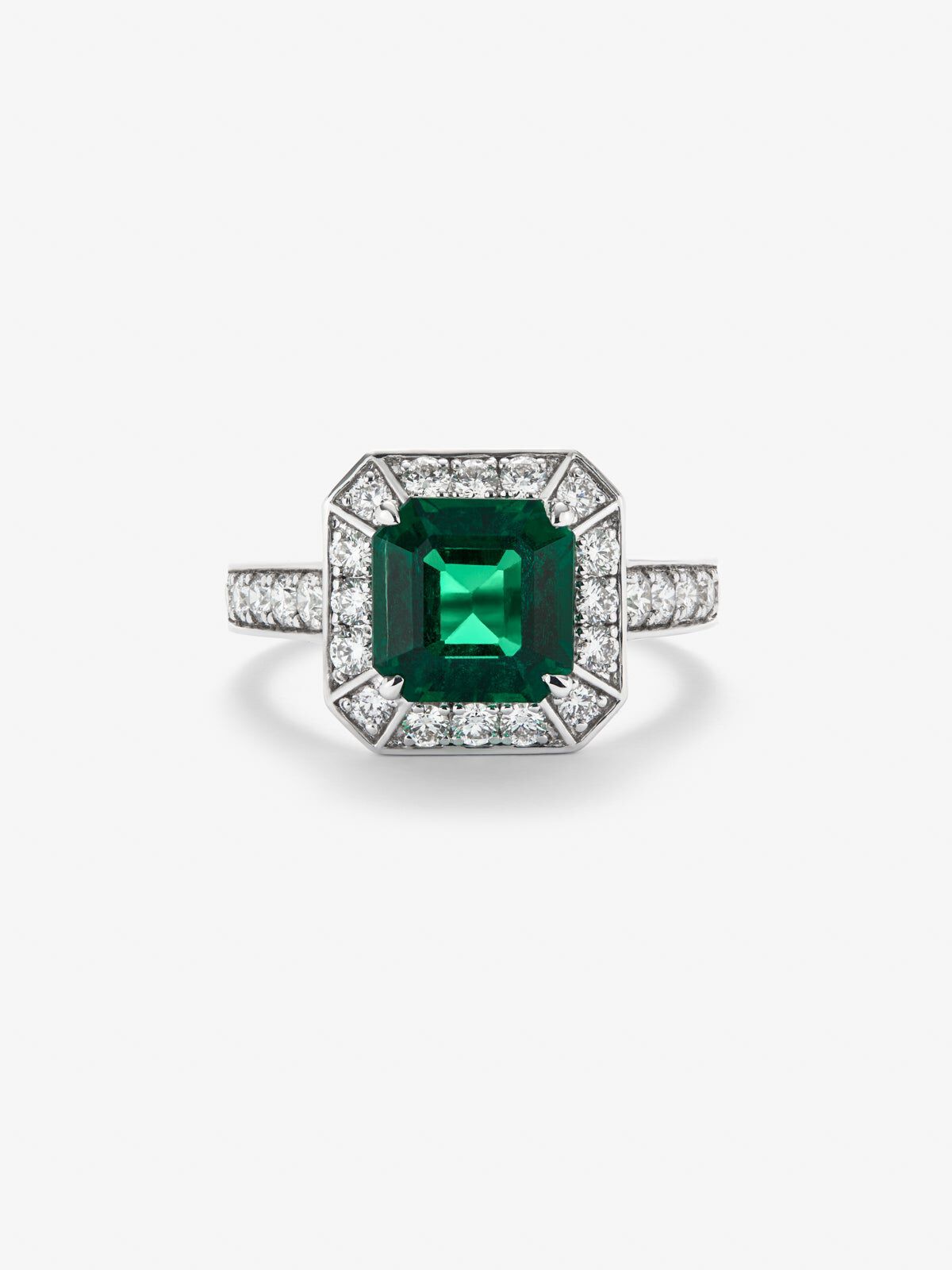 Anillo de oro blanco de 18K con esmeralda en talla esmeralda de 2 6 cts y orla y brazo de 26 diamantes en talla brillante con un total de 0 7 cts Suarez