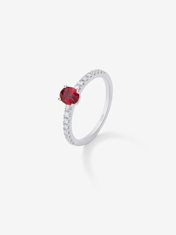 Anillo de oro blanco de 18kt con rubí de 0,63cts y brazo de diamantes, SO17089-R/A025_V