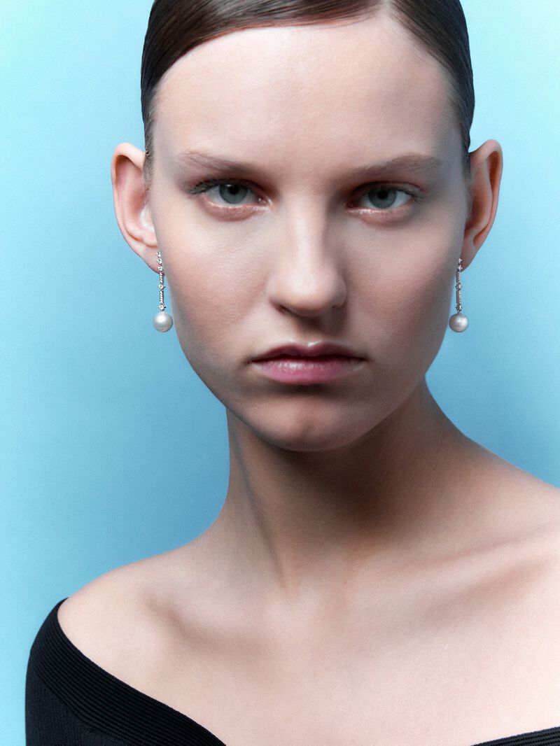 18kt white gold earrings with pearls and diamonds image number 2