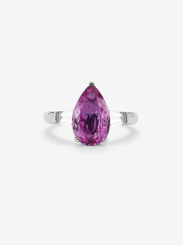 Anillo tresillo de oro blanco de 18kt con zafiro rosa central talla pera de 4,86cts y diamantes, SO22085-ZR/A001_V