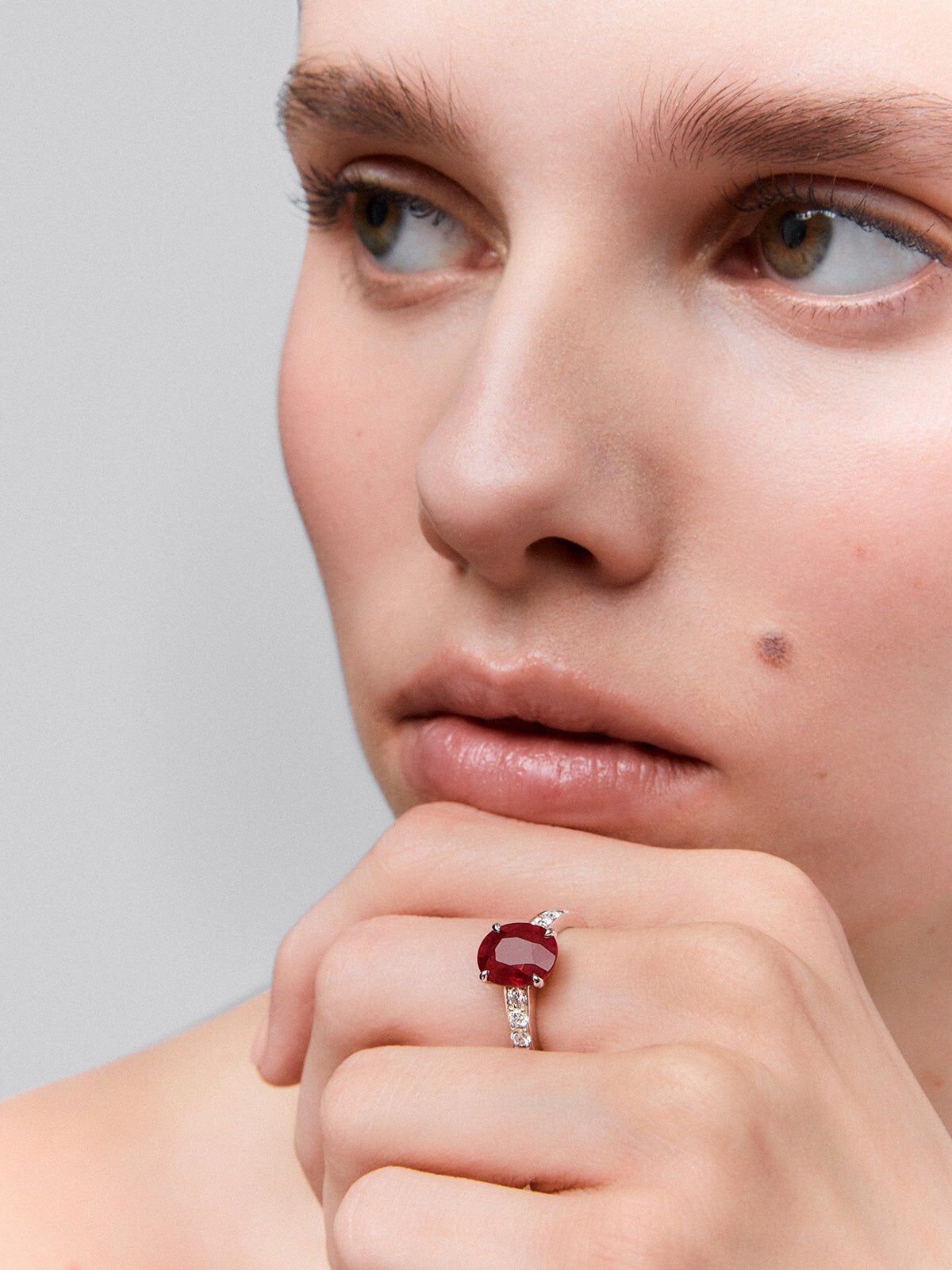 18K White Gold Ring with Rubi and Diamond Suarez
