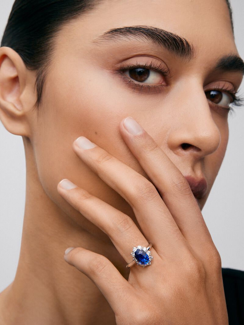 18K white gold ring with oval-cut royal blue sapphire of 2.33 cts and a border of 12 brilliant-cut diamonds with a total of 0.52 cts image number 3