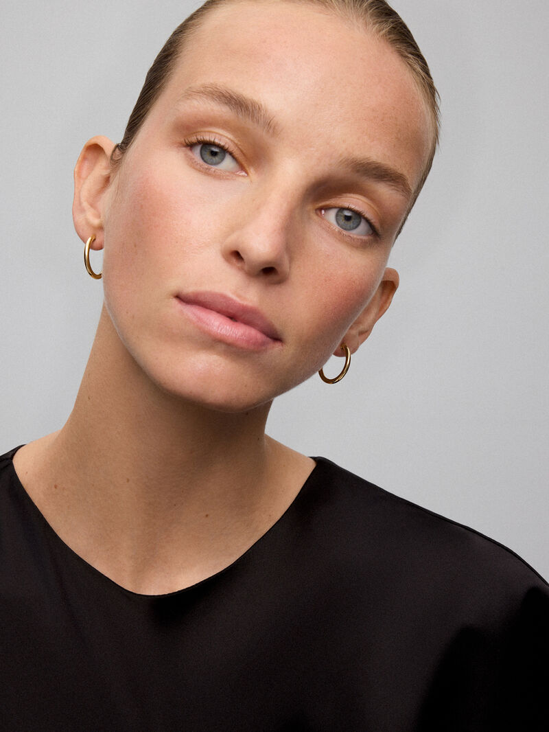 Medium Smooth Hoop Earrings in 18K Yellow Gold image number 3
