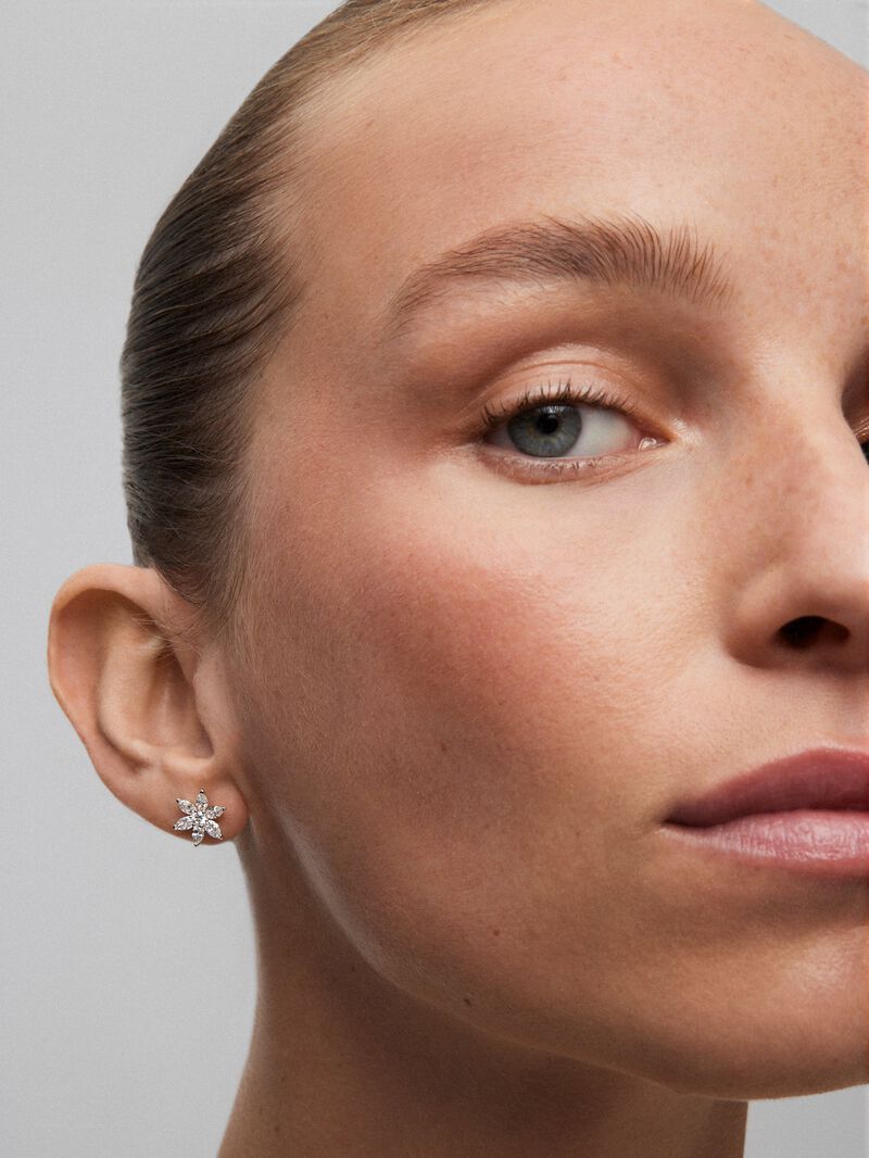 18K white gold earrings with 2 brilliant-cut diamonds with a total of 0.16 cts and 10 marquise-cut diamonds with a total of 1.06 cts image number 3