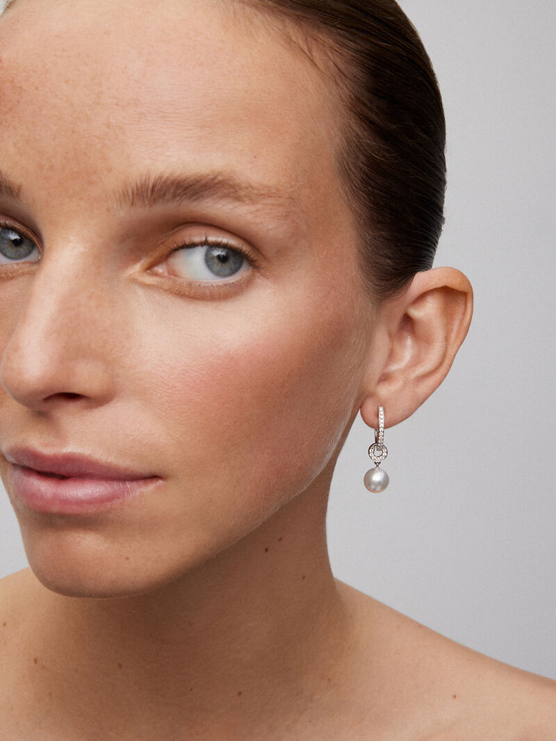 18K white gold earrings with 2 13mm pearls and 32 brilliant-cut diamonds with a total of 0.32 cts image number 1
