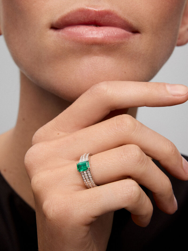 18K white gold ring with octagonal cut emerald of 0.98 cts and 68 brilliant cut diamonds with a total of 0.39 cts image number 3