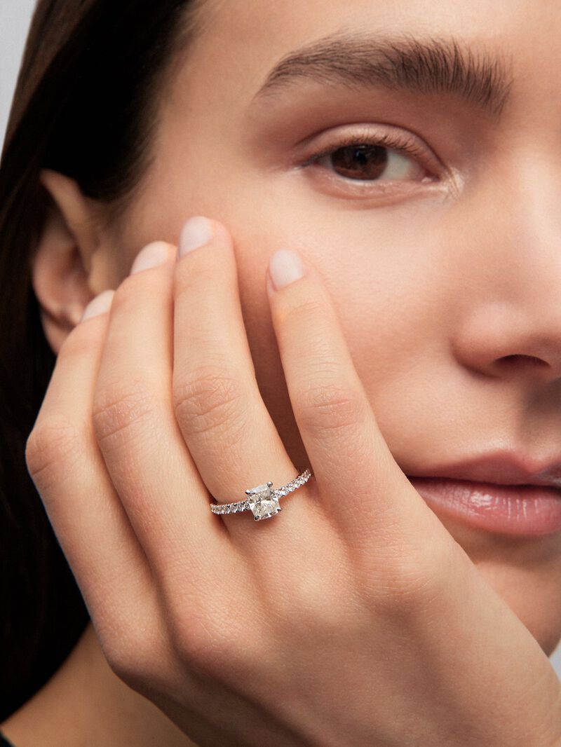 18K white gold solitaire ring with 1 ct cushion-cut diamond and 16 brilliant-cut diamonds with a total of 0.25 cts image number 3