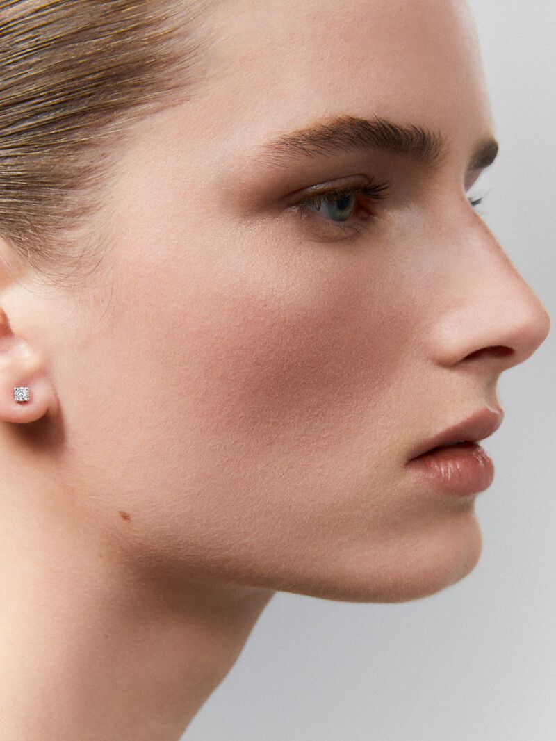 18K white gold earrings with 2 brilliant-cut diamonds with a total of 0.3 cts image number 3
