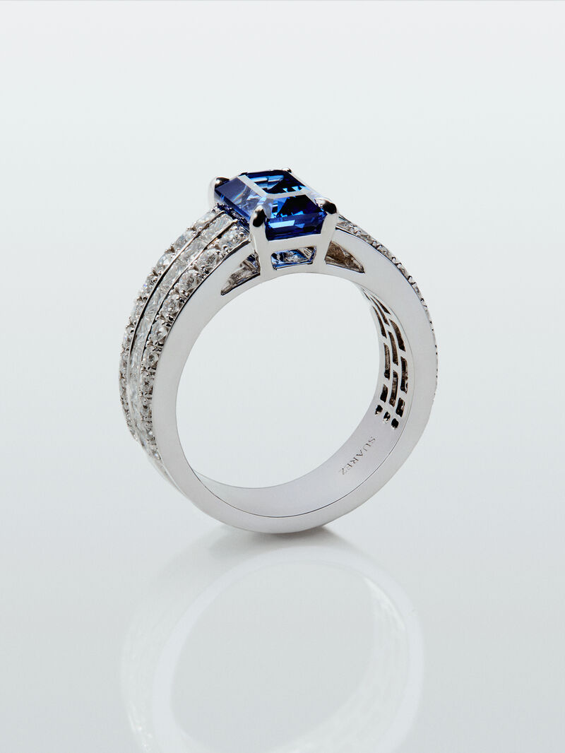18K white gold ring with blue sapphire in octagonal cut of 2.734 cts, 48 ​​brilliant cut diamonds with a total of 0.99 cts and 10 in princess cut with a total of 0.58 cts image number 2