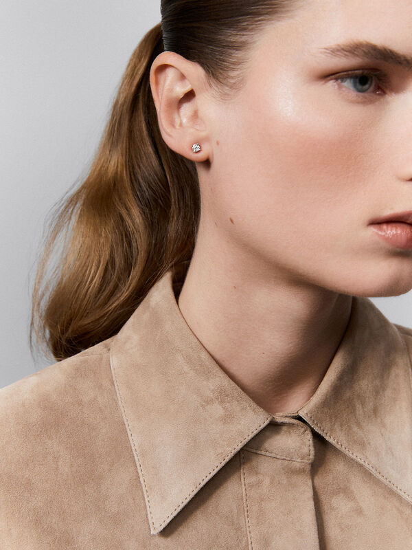 Pendientes solitario de oro blanco de 18kt con diamante E-VVS2 de 0,20cts, PE12116-IGD020/EVVS2_V