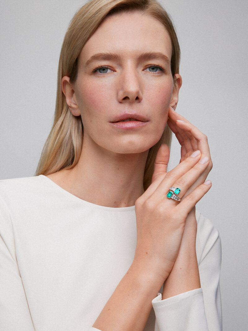 You and me ring in 18K white gold with 2 octagonal-cut green emeralds with a total of 2.71 cts and 8 baguette-cut diamonds with a total of 1.08 cts image number 3