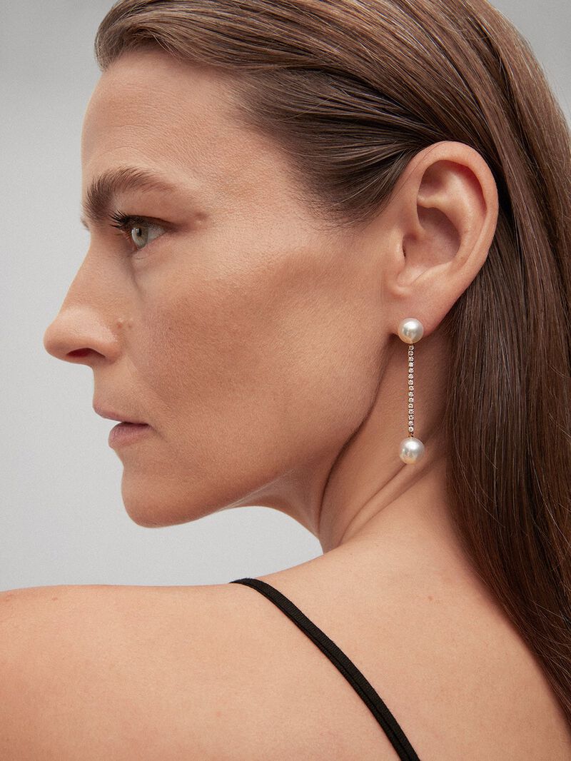 Long hanging earrings of 18K rose gold with diamond and pearl. image number 1