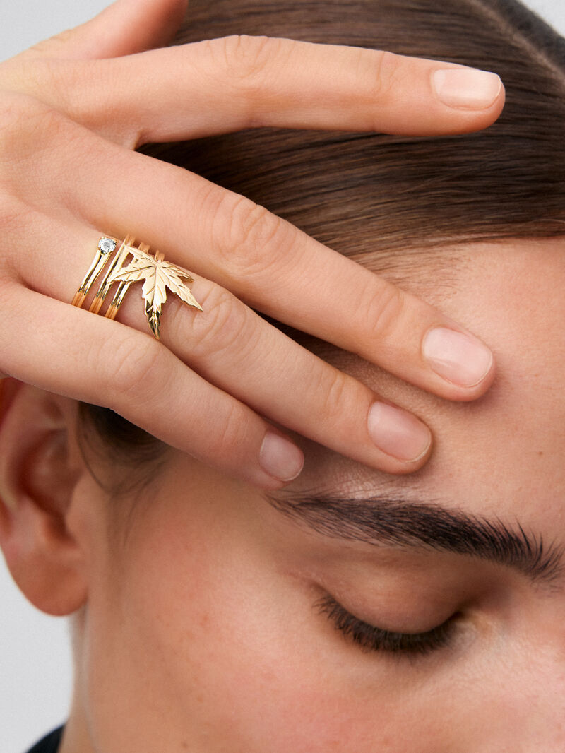 18K Yellow Gold Ring with a 0.10 ct Brilliant-Cut Diamond and Maple Leaf Shape image number 3