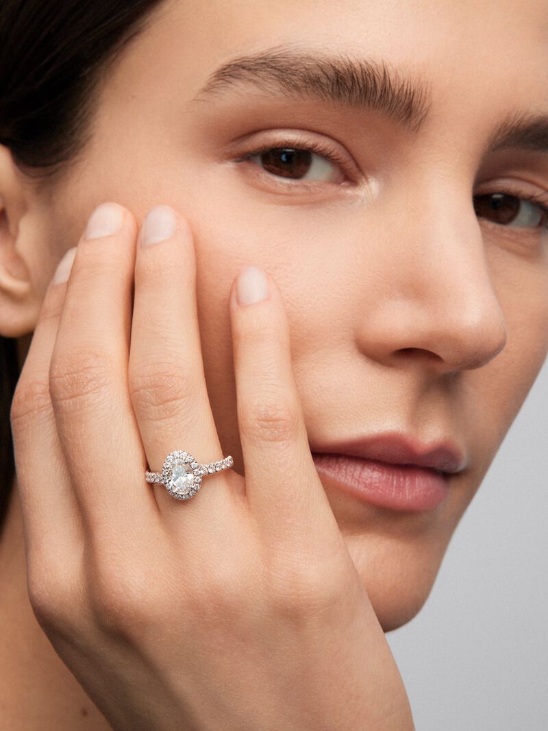 18K white gold ring with oval cut diamond of 1.03 cts and 30 brilliant cut diamonds with a total of 0.43 cts image number 3