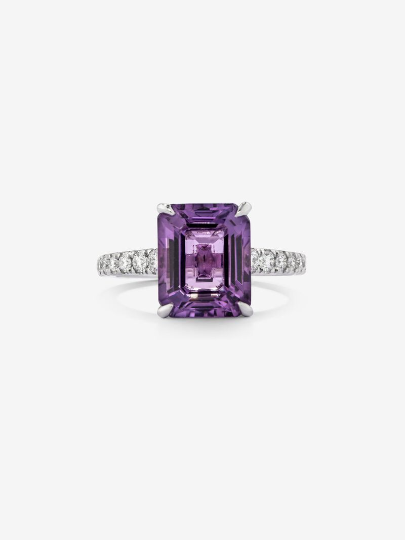 18K white gold ring with emerald-cut purple amethyst of 4.25 cts and 14 brilliant-cut diamonds with a total of 0.32 cts image number 2