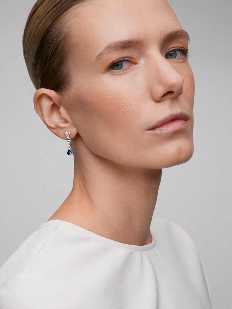 18K white gold earrings with 2 pear-cut blue sapphires with a total of 1.68 cts and 16 brilliant-cut diamonds with a total of 0.76 cts image number 3