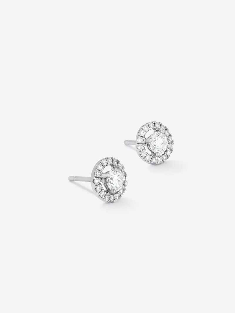 Pendientes de oro blanco de 18K con diamante solitario y orla de diamantes image number 2