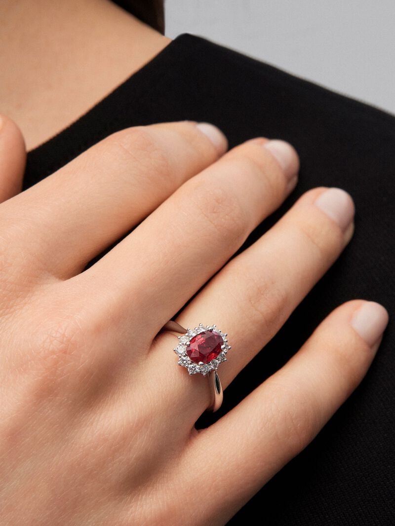 18K white gold ring with vivid red ruby ​​in oval cut of 1.57 cts and 12 brilliant cut diamonds with a total of 0.42 cts image number 3