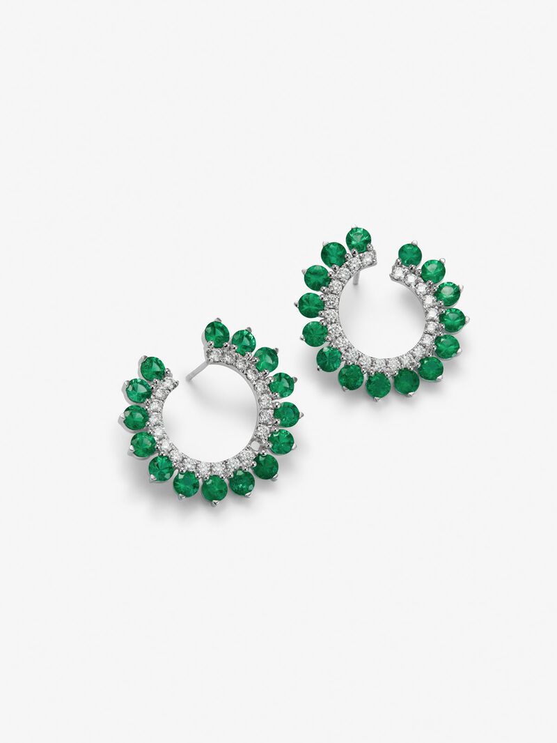 18K white gold hoop earrings with 30 brilliant-cut green emeralds with a total of 3.95 cts and 22 brilliant-cut diamonds with a total of 0.52 cts image number 2