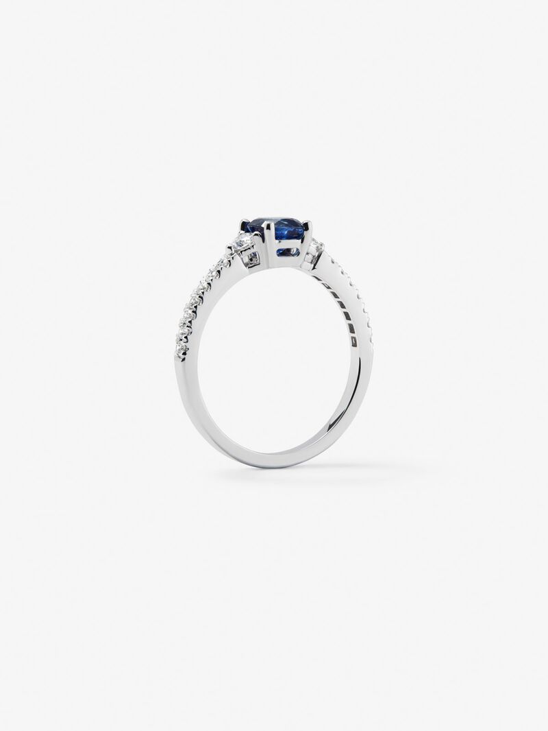 18K white gold triple ring with cushion-cut cornflower blue sapphire of 1.09 cts and 16 brilliant-cut diamonds with a total of 0.28 cts image number 4