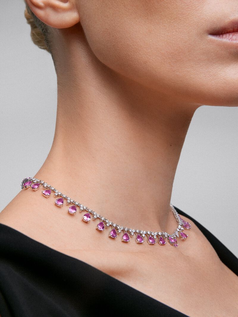 18K white gold rivière necklace with 71 pear-cut and brilliant-cut pink sapphires of 26.89 cts and 103 brilliant-cut diamonds with a total of 3.85 cts image number 1