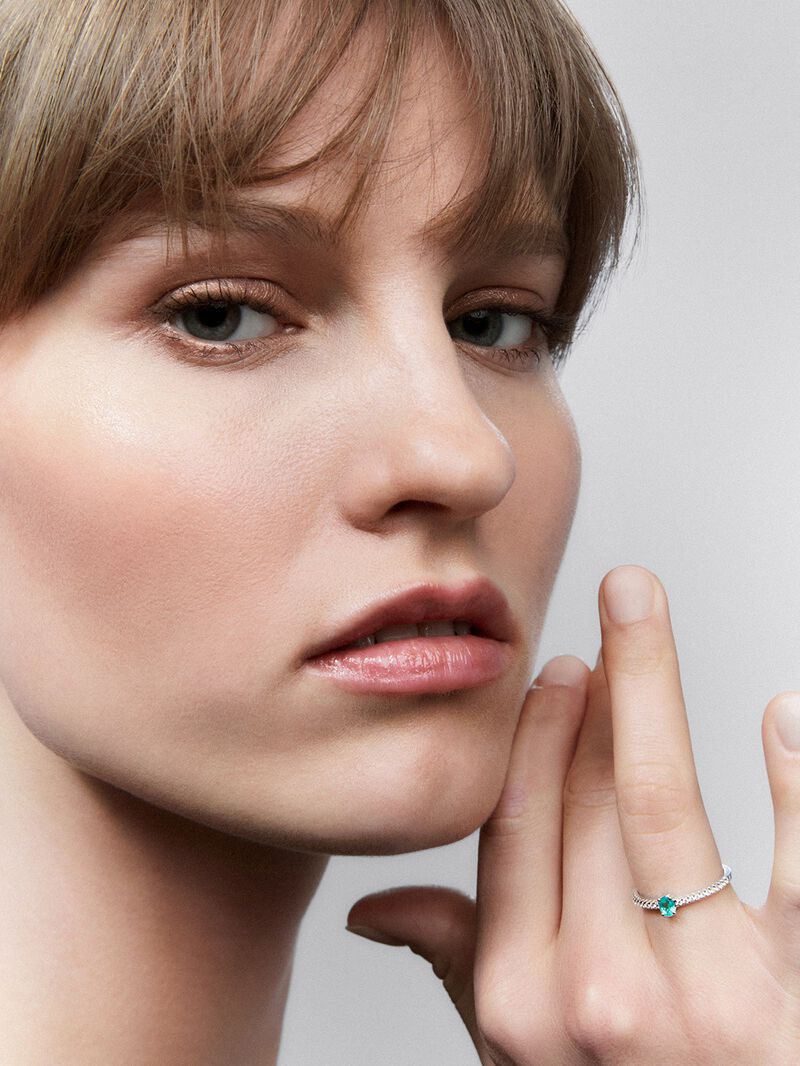18K white golden ring with emerald and diamond image number 3