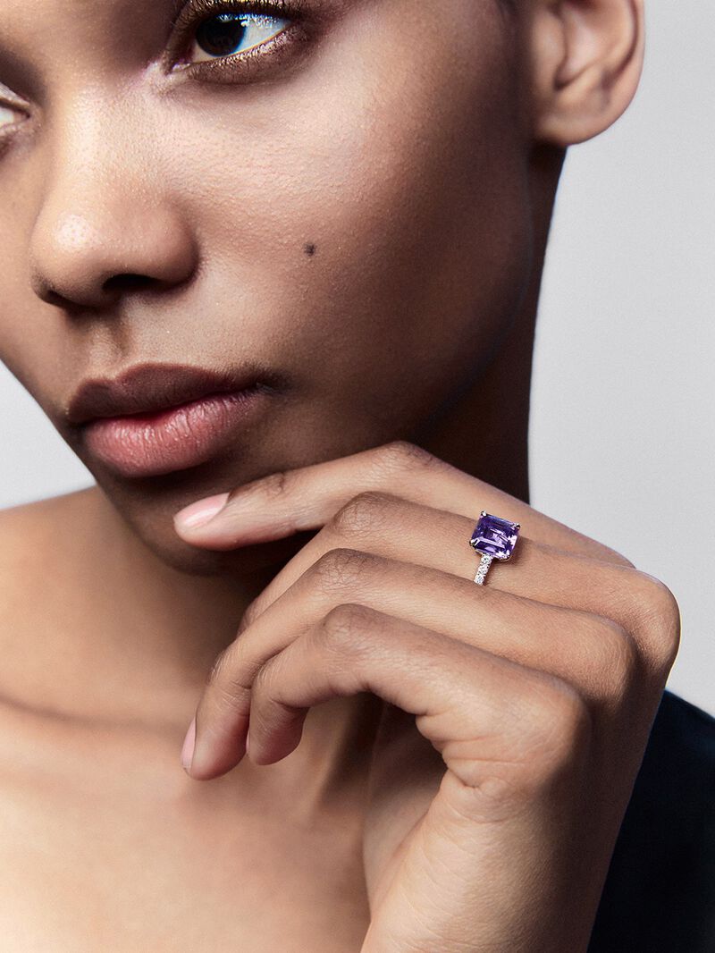 18K white gold ring with radiant cut purple amethyst of 1.79 cts and 18 brilliant cut diamonds with a total of 0.18 cts image number 3