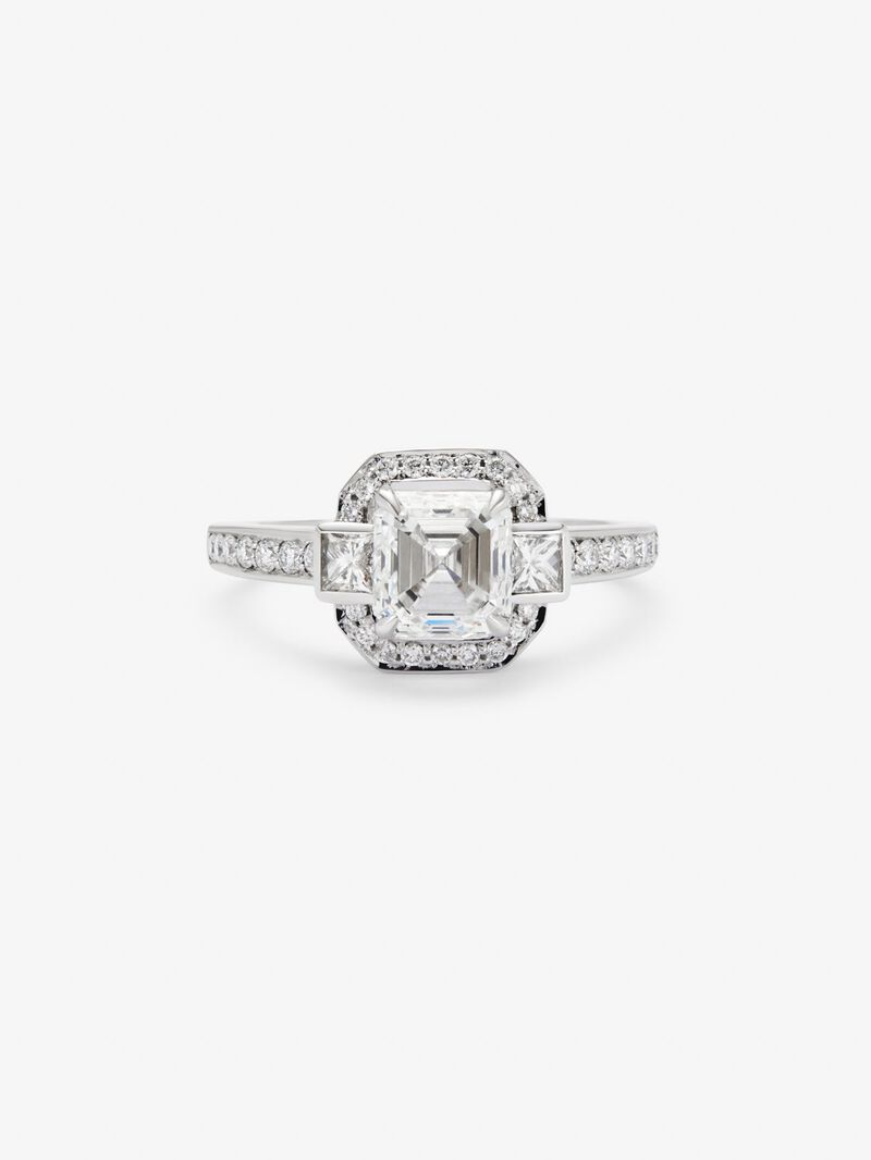 18K white gold ring with central asscher cut diamond of 1.51 cts, and border and arm with 2 princess cut diamonds with a total of 0.18 cts and 32 brilliant cut diamonds with a total of 0.26 cts image number 2