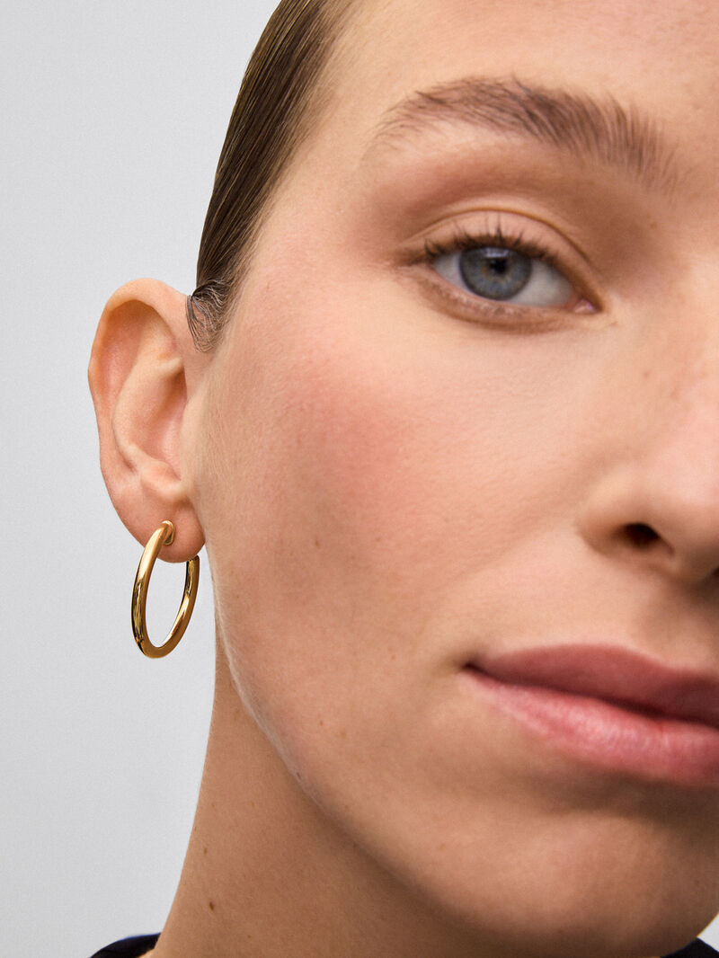 Medium smooth hoop earrings in 18K yellow gold. image number 3