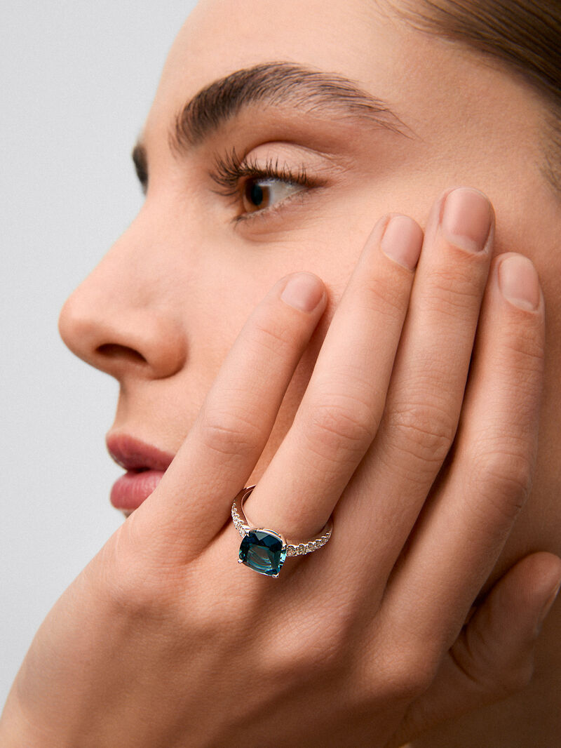 18K white gold ring with cushion-cut London blue topaz of 3.8 cts and 12 brilliant-cut diamonds with a total of 0.29 cts image number 0