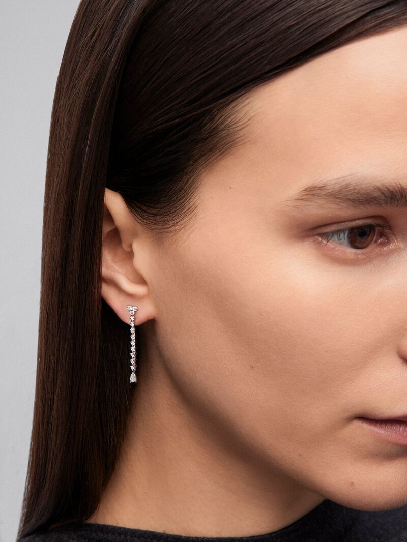 18K white gold earrings with 2 pear-cut diamonds with a total of 0.21 cts and 18 brilliant-cut diamonds with a total of 0.34 cts image number 3