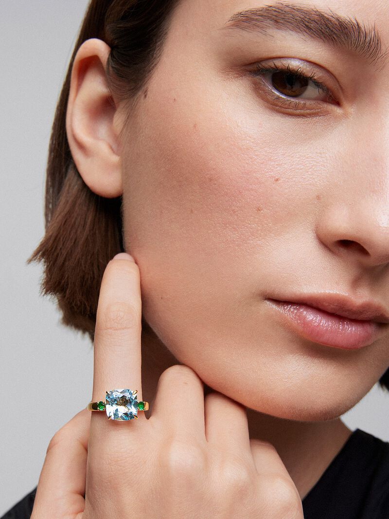 18K yellow gold triple ring with 4.88 ct cushion-cut sky blue topaz and 2 brilliant-cut green emeralds image number 3