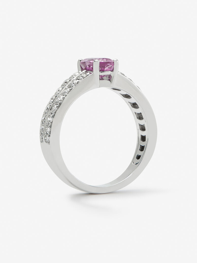 18K white gold ring with vivid pink sapphire in oval cut of 1.46 cts and 32 brilliant-cut diamonds with a total of 0.61 cts image number 2