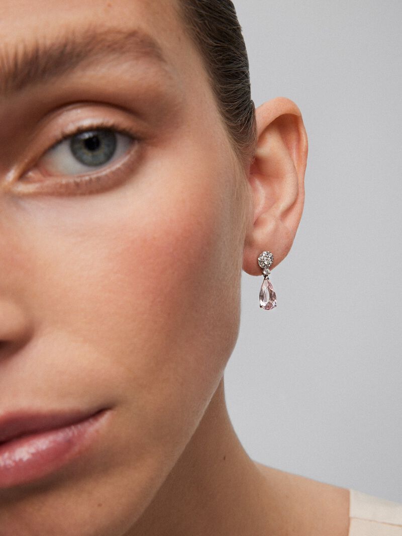 18K white gold earrings with 2 pear-cut morganites with a total of 2.42 cts and 16 brilliant-cut diamonds with a total of 0.37 cts image number 4