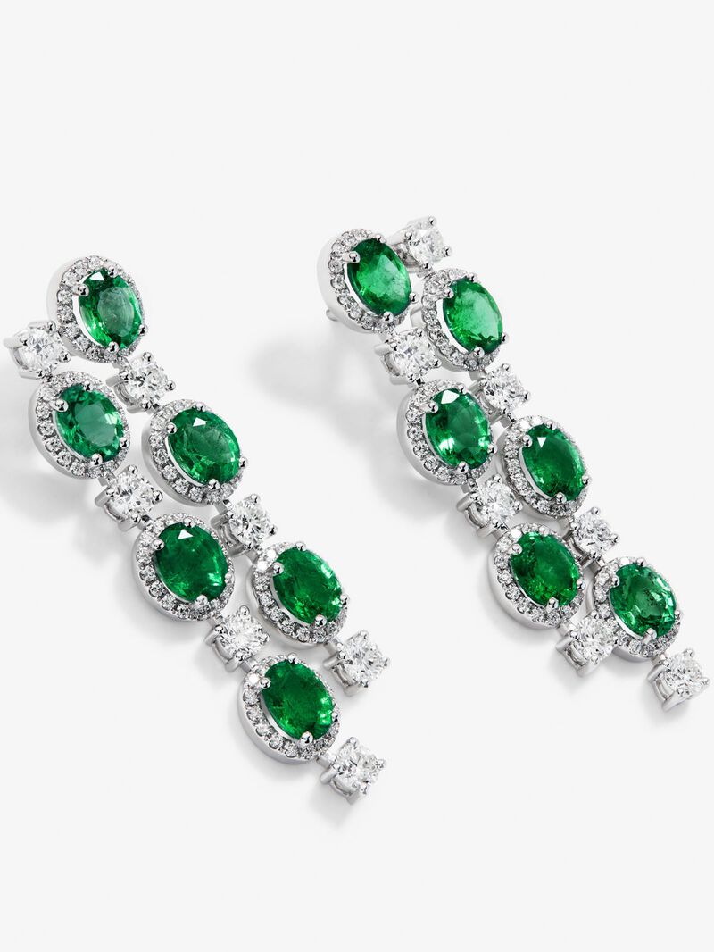 18K white gold earrings with 12 oval-cut green emeralds with a total of 6.6 cts and 206 brilliant-cut diamonds with a total of 2.88 cts image number 2