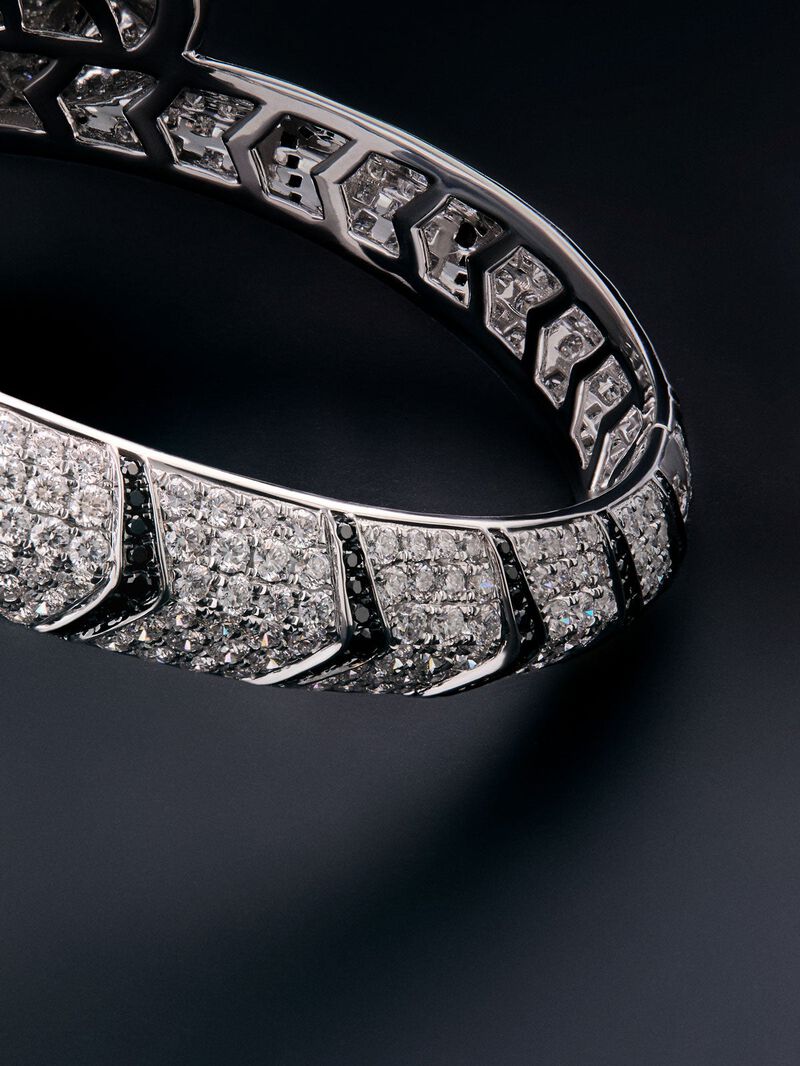 Rigid 18K white gold bracelet with 747 brilliant-cut white diamonds with a total of 8.17 cts, 241 brilliant-cut black diamonds with a total of 1.49 cts and 2 trapezoid-cut emeralds with a total of 0.13 tiger shaped cts image number 6