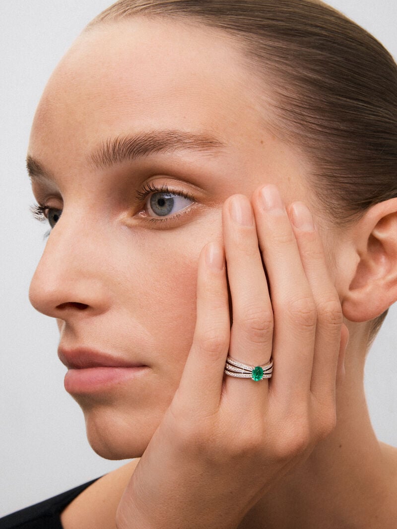 18K white gold multi-arm ring with oval-cut emerald ​​of 0.63 cts and brilliant-cut diamonds with a total of 0.43 cts image number 3