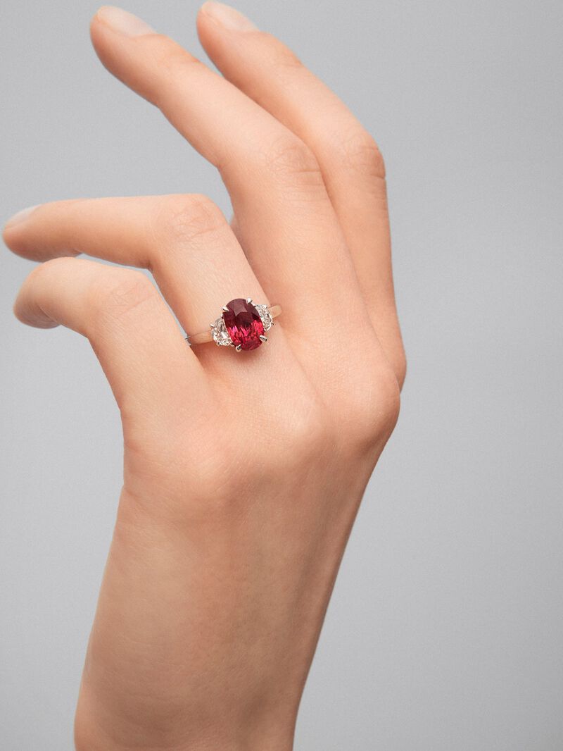 18K white gold triple ring with oval-cut pigeon blood red ruby ​​of 3.03 cts and 2 fancy-cut diamonds with a total of 0.63 cts image number 3