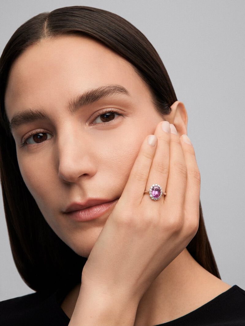 18K white gold ring with intense pink ruby ​​in oval cut of 3.4 cts and 14 brilliant cut diamonds with a total of 0.53 cts image number 1