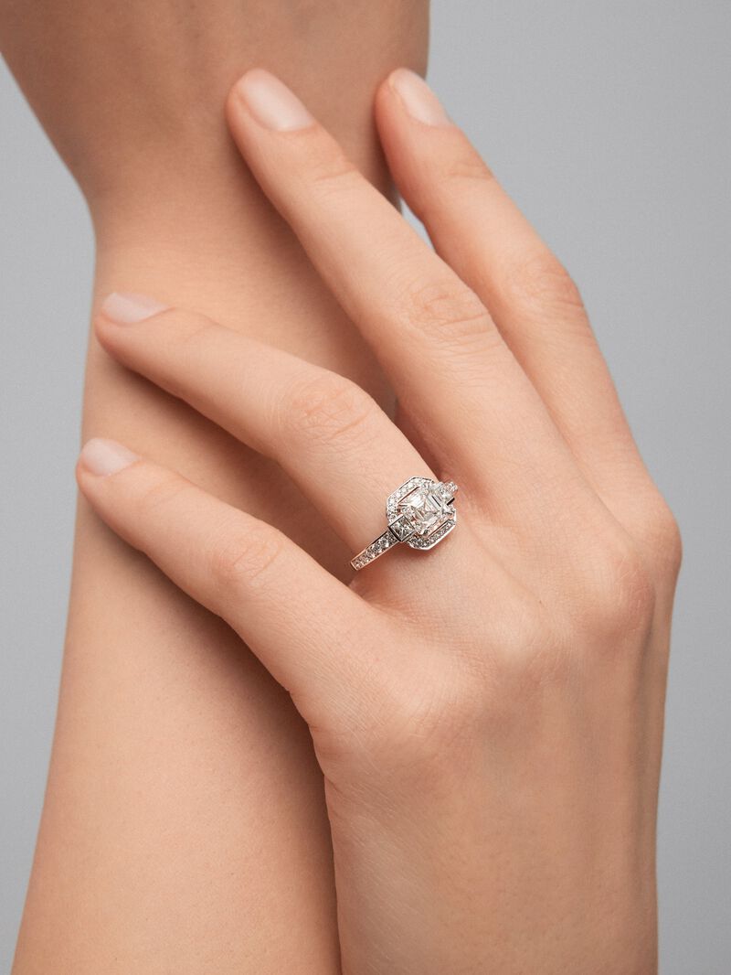 18K white gold ring with central asscher cut diamond of 1.51 cts, and border and arm with 2 princess cut diamonds with a total of 0.18 cts and 32 brilliant cut diamonds with a total of 0.26 cts image number 3
