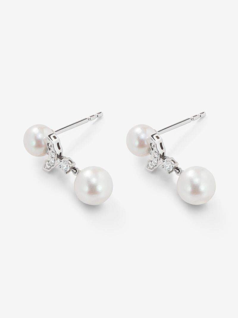 18K white gold earrings with 2 akoya pearls and 14 brilliant-cut diamonds with a total of 0.09 cts image number 2